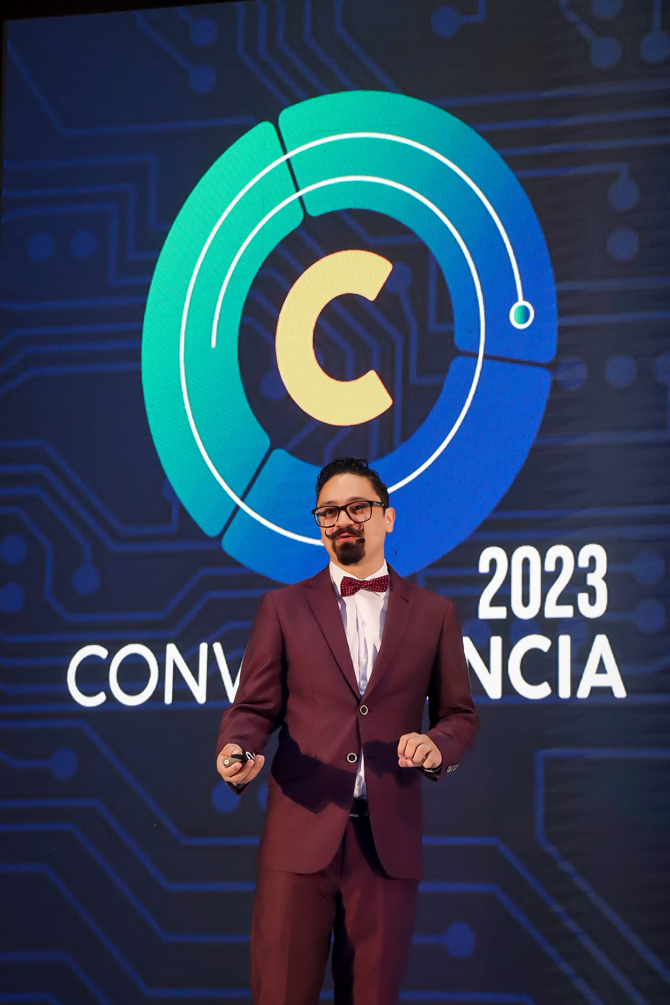Leonel Aguilar speaking at Converciencia 2023